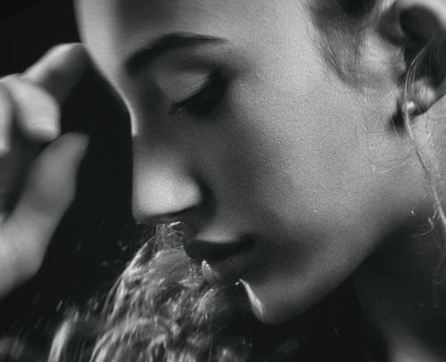 女人脸的灰度照片 · 免费素材图片