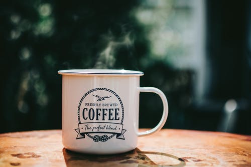 棕色表面上的白咖啡杯 · 免费素材图片