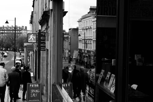 建筑物的灰度照片 · 免费素材图片