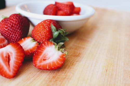 草莓照片在碗的在表上。 · 免费素材图片