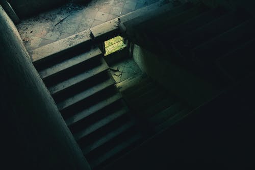 灰色混凝土楼梯摄影 · 免费素材图片