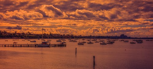 码头附近的船 · 免费素材图片