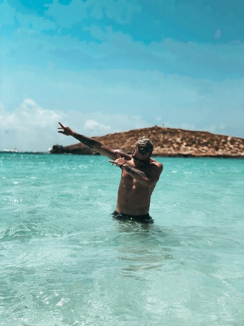 男子在海里游泳 · 免费素材图片