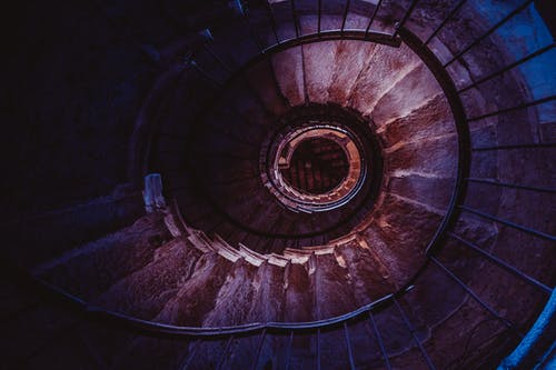 棕色螺旋楼梯 · 免费素材图片