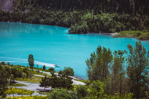 蓝湖山脉中心的鸟瞰图 · 免费素材图片