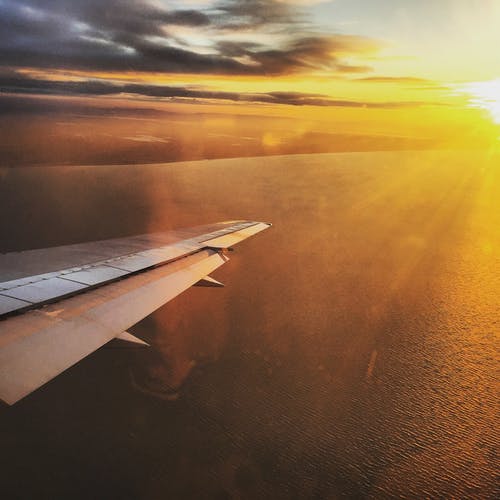 日落期间飞机机翼的航拍 · 免费素材图片