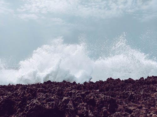 在粗糙地形附近的波浪海上的水花 · 免费素材图片