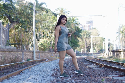 站在铁路之间的女人 · 免费素材图片