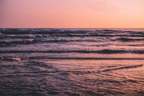 黄金时段波涛涌入海岸 · 免费素材图片