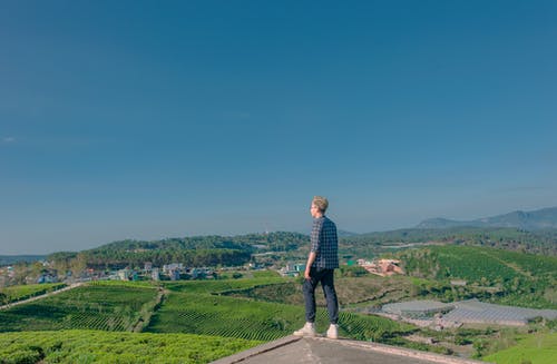 站在房屋屋顶上的男人 · 免费素材图片