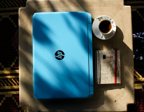 笔记本电脑靠近咖啡杯的顶视图照片 · 免费素材图片