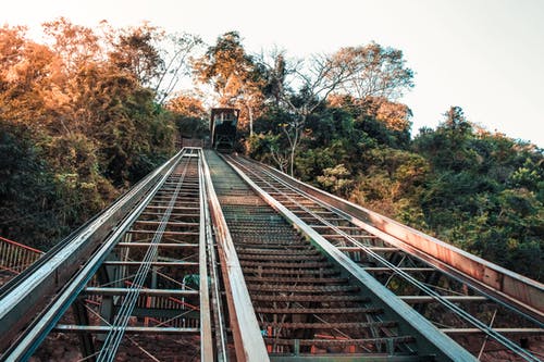 跨山的灰钢铁路 · 免费素材图片
