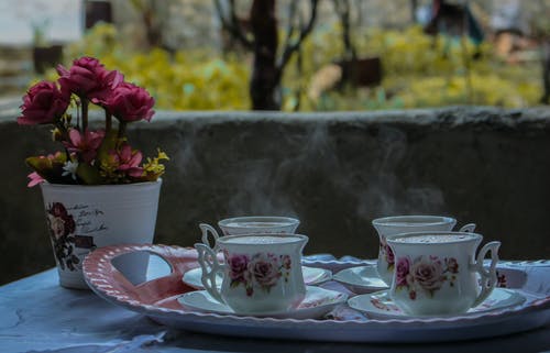 移轴摄影白色和绿色花卉茶杯套装 · 免费素材图片