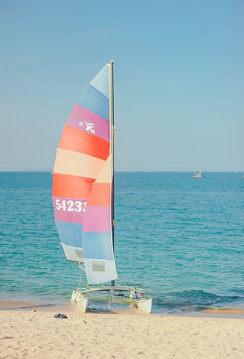 多彩多姿的帆船在岸边俯瞰大海在白天的天空下 · 免费素材图片
