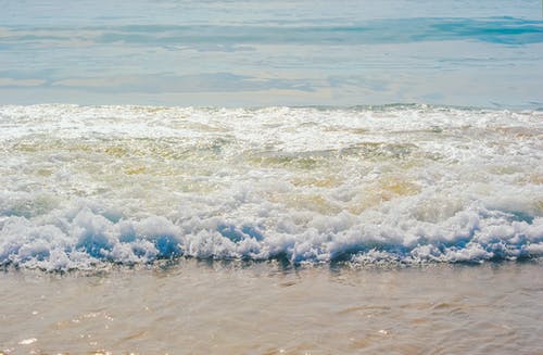 白云和蓝天下的水体 · 免费素材图片