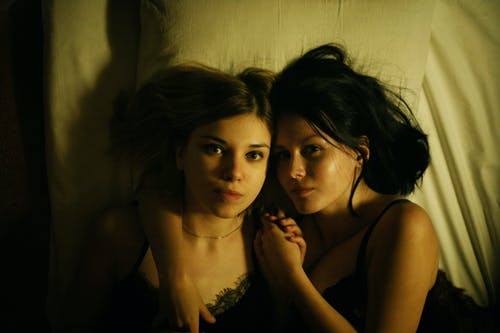 两个女人躺在床上 · 免费素材图片