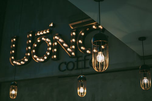 吊灯附近的uonc咖啡选框灯的照片 · 免费素材图片
