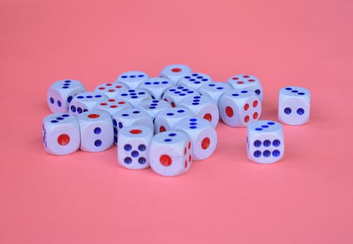 蓝色，红色和白色骰子 · 免费素材图片