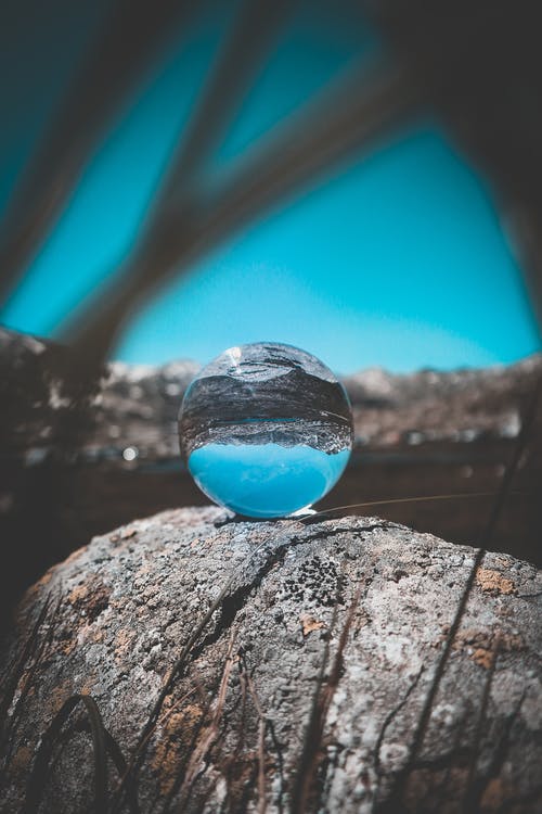 岩石上的水晶球 · 免费素材图片