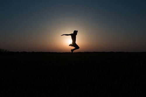 暮光之城跳跃的人的剪影照片 · 免费素材图片
