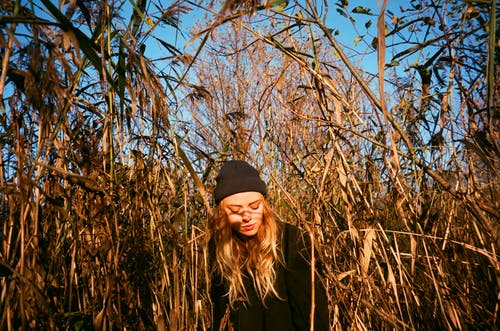 女人站被植物包围 · 免费素材图片