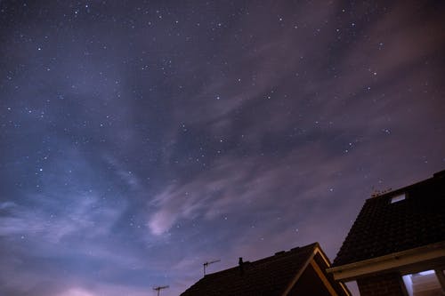 蓝色星空下的灰色屋顶 · 免费素材图片