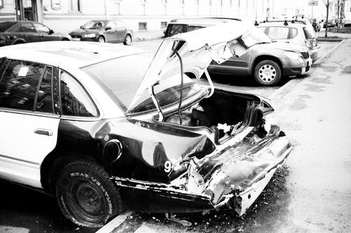 被击毁的汽车停在外面的灰度照片 · 免费素材图片
