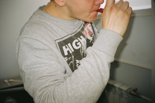 灰色和白色圆领长袖衬衫的男人 · 免费素材图片