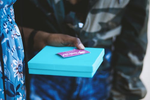 拿着蓝盒子的人 · 免费素材图片