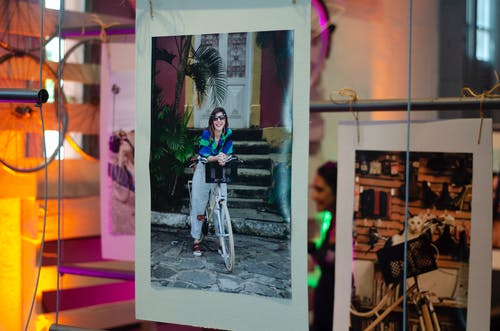 挂在自行车上的女人的照片 · 免费素材图片