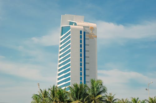 白色和蓝色高层建筑 · 免费素材图片