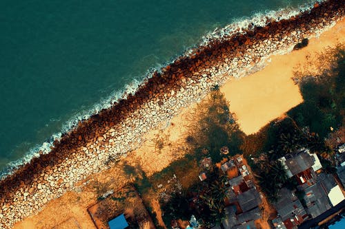 白天建筑物附近的水体航拍 · 免费素材图片