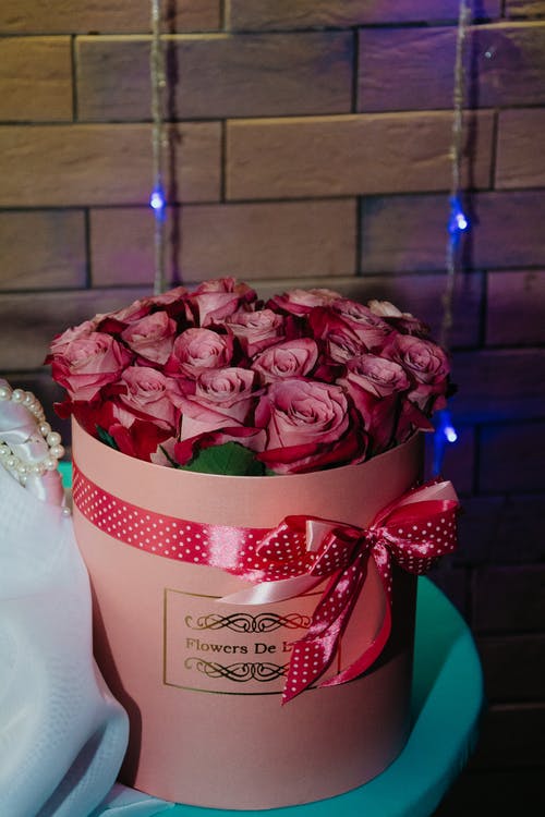 圆形粉红色盒子上的粉红玫瑰花束 · 免费素材图片