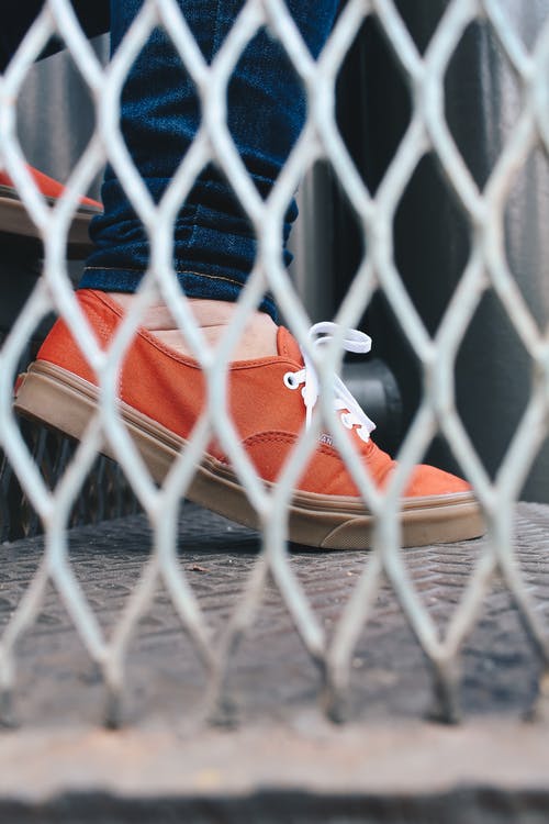 穿橙色低帮运动鞋的人 · 免费素材图片