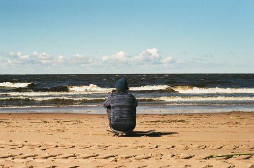 望着海浪的沙人 · 免费素材图片