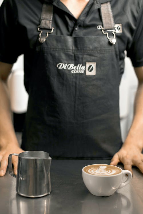 男子准备一杯卡布奇诺咖啡 · 免费素材图片