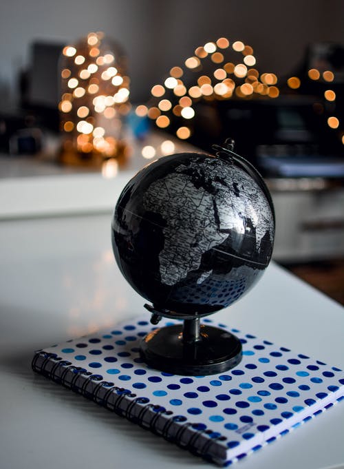 黑色和灰色桌子地球仪 · 免费素材图片