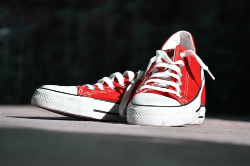 红色低帮运动鞋的浅焦点摄影 · 免费素材图片