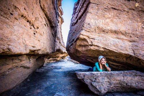 白天躺在岩层之间的女人 · 免费素材图片