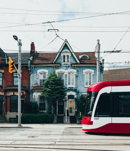 街中央的白色和红色缆车 · 免费素材图片