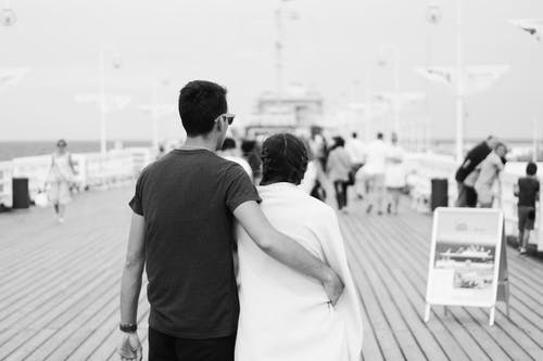 木板上的情侣的单色摄影 · 免费素材图片