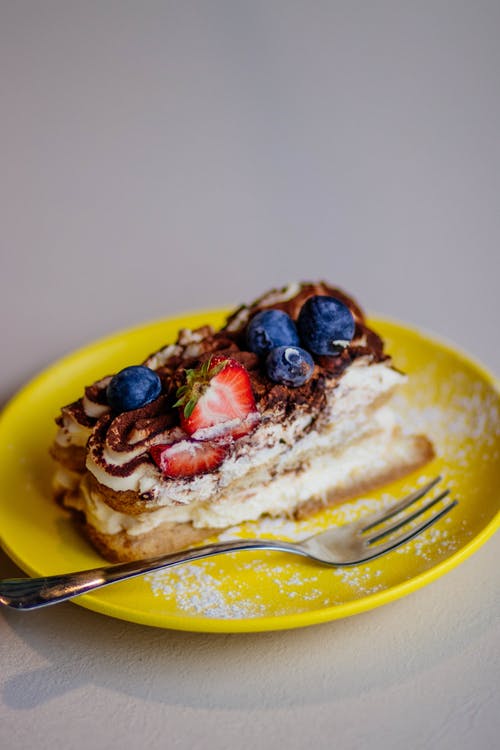 黄板上的蓝莓蛋糕 · 免费素材图片