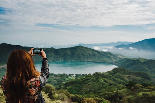 女人拍照的青翠的山 · 免费素材图片