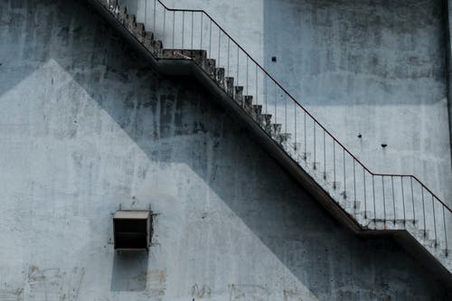 棕色金属楼梯和粉刷成灰色的墙 · 免费素材图片