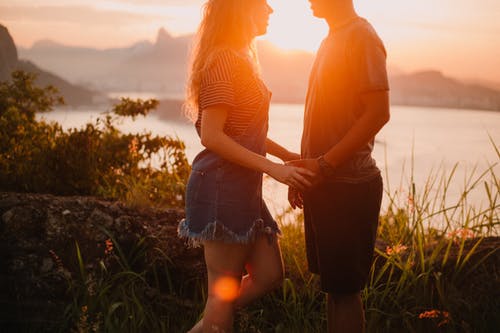 女人握着男人的手 · 免费素材图片