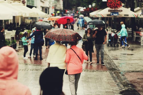 在拿着雨伞的胡同上行走的人 · 免费素材图片