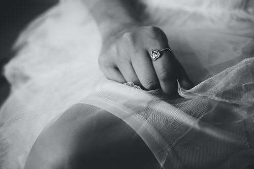 人戴戒指的灰度摄影 · 免费素材图片