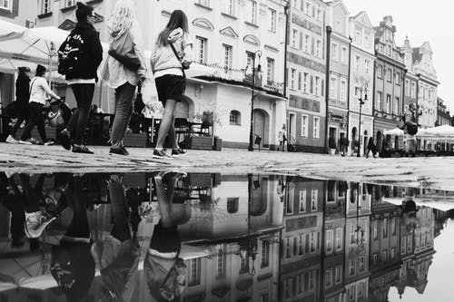 一群人走在建筑物附近的灰度照片 · 免费素材图片