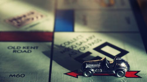 垄断棋盘游戏的微型玩具车 · 免费素材图片