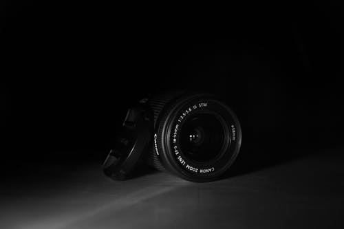 黑色单反相机与黑色背景 · 免费素材图片